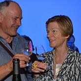 Bei den ersten Meersburger Weingesprächen im Vineum stößt Winzer Manfred Aufricht mit Moderatorin Christine Krämer an.