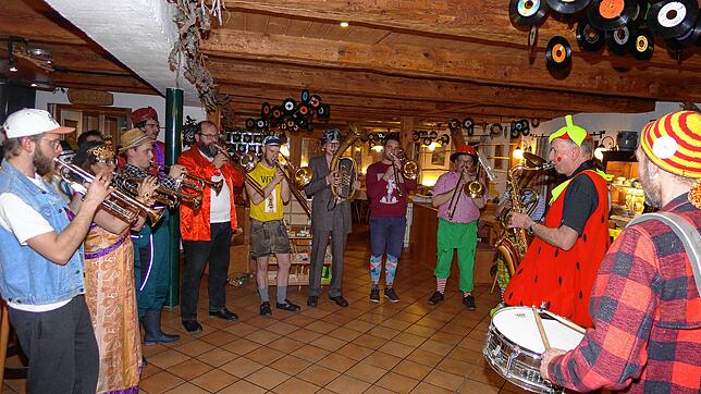 Seit vielen Jahren gibt es die Pressluftband in Lellwangen und bei Auftritten während der Fasnet sorgte die Gruppe stets für gute ...
