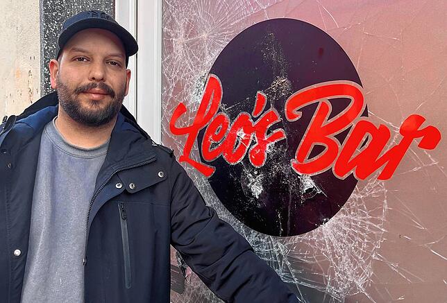 Die Eingangstür zu „Leo‘s Bar“ erinnert an einen Wildweststreifen. Allerdings wurde die Tür nicht mit einer ...