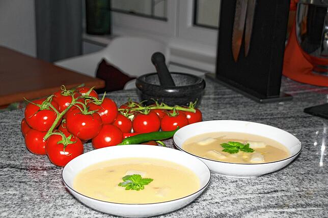 So schmeckt der Frühling: die Spargelcremesuppe. Dazu empfehlen wir Cherrytomaten von der Reichenau mit Salz, Pfeffer, Olivenöl und ...