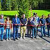 Mit dem Durchschneiden eines roten Bandes wird die Brücke in Stockburg wieder für den Fahrzeugverkehr freigegeben. Von links: Klaus und ...