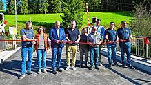 Mit dem Durchschneiden eines roten Bandes wird die Brücke in Stockburg wieder für den Fahrzeugverkehr freigegeben. Von links: Klaus und ...
