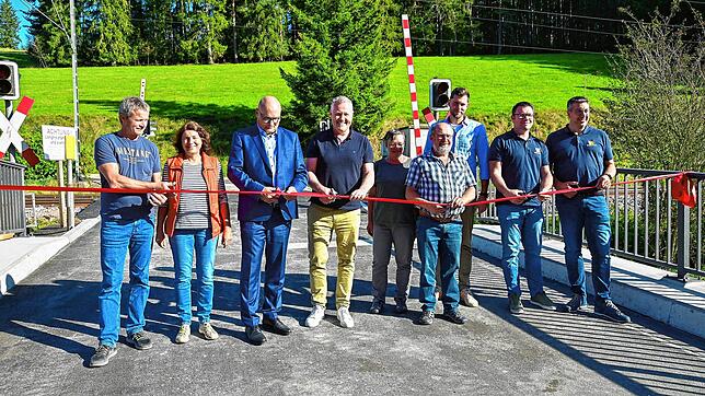 Mit dem Durchschneiden eines roten Bandes wird die Brücke in Stockburg wieder für den Fahrzeugverkehr freigegeben. Von links: Klaus und ...
