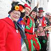 Beste Laune auf dem Rathausbalkon am Schmutzigen Dunschtig (von links): Narrenmutter Ekke Halmer, Zunftmeister Stephan Glunk, Poppele ...