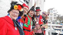 Beste Laune auf dem Rathausbalkon am Schmutzigen Dunschtig (von links): Narrenmutter Ekke Halmer, Zunftmeister Stephan Glunk, Poppele ...