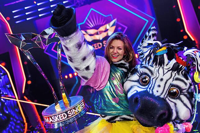 April 2022: Sängerin Ella Endlich (39) holt als Zebra den Sieg nach Hause. Tanzen kann sie auch: 2019 wurde sie bei der RTL-Show ...