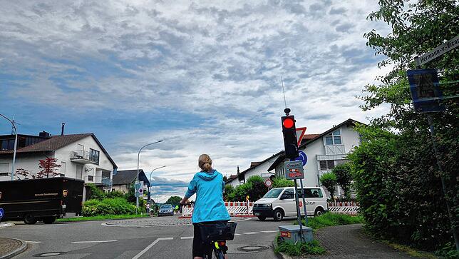 Derzeit noch eine Engstelle, aber bald wieder frei: Im Lauf des morgigen Dienstags, 18. Juni, wird auch die Baustellenampel am ...