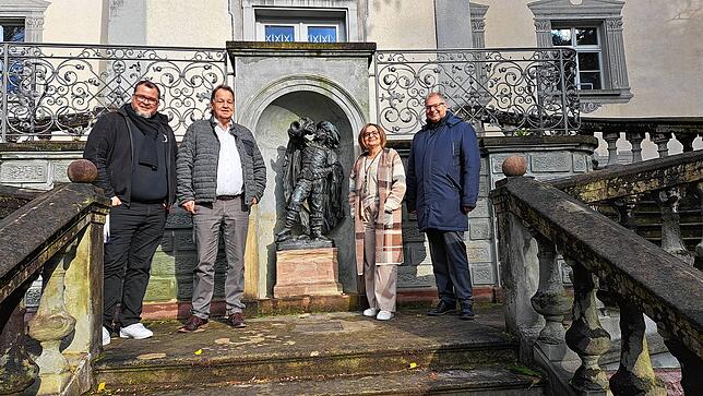 Im November 2023 verkünden vor Schloss Schönau (von links) der Bad Säckinger Tourismus- und Kulturamtsleiter Thomas Ays, ...