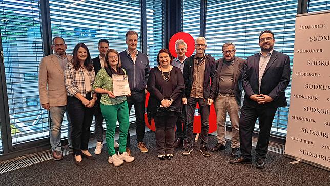 3750 Euro: Imkerverein Albbruck für den Lehrbienenstand (v. l.): Justus Obermeyer, Leiter Redaktion Bad Säckingen, Silvia Knöpfle, ...
