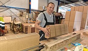 Mario Häuslbauer arbeitet auch bei der Gewerbeschau im Industriegebiet Mengener Straße. Er verkauft nicht nur Brennholz, sondern ...