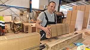 Mario Häuslbauer arbeitet auch bei der Gewerbeschau im Industriegebiet Mengener Straße. Er verkauft nicht nur Brennholz, sondern ...