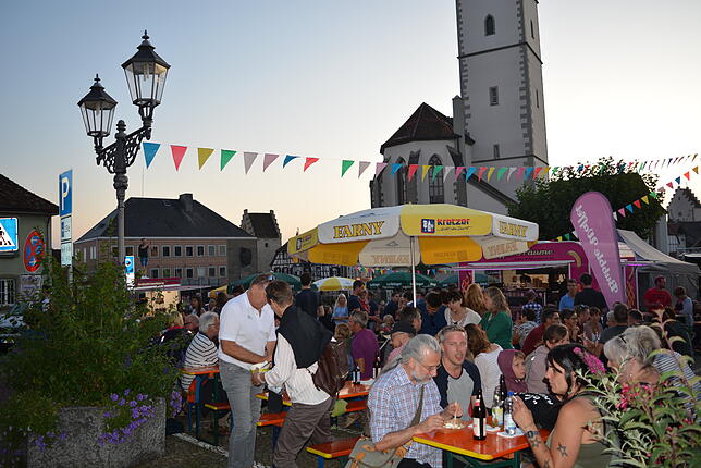 Bild 1: Bilder vom Markdorfer &bdquo;Street-Food-Markt&ldquo; auf dem Marktplatz am Sonntag