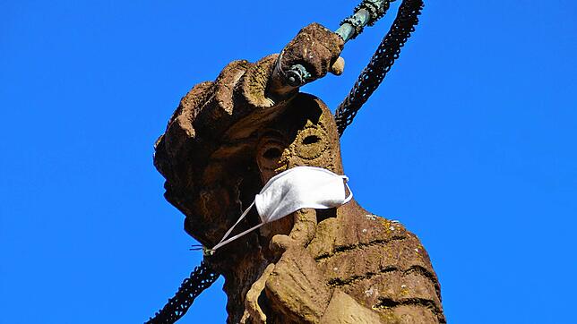 Nachdem die Imperia in Konstanz bereits einen Mundschutz verpasst bekam, blieb auch das Hänsele auf dem Hänselebrunnen nicht verschont.