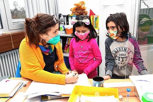 Im Grundschulbereich der Bickebergschule sind inzwischen über 50 Prozent in der Notbetreuung, hier Lehrerin Constanze Kaiser mit Arrfah ...