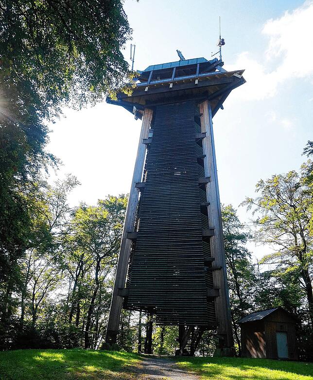 Der Vitibuckturm mt seinen 37 Meter Höhe steht nahe dem Wohnquartier Mittlerer Berg mitten im Wald, wer seine gut 130 Stufen hochsteigt, ...