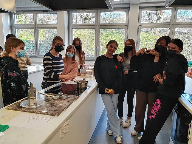 In der Schulküche der Hans-Thoma-Schule Laufenburg kocht die Klasse W7a. Viele Schüler tragen weiterhin Masken.