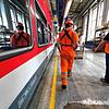 Die Gleise der Schwarzwaldbahn werden weiterhin abgeschliffen. In der Bahnwerkstatt in Freiburg, die der SÜDKURIER Ende Mai besucht ...