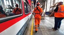 Die Gleise der Schwarzwaldbahn werden weiterhin abgeschliffen. In der Bahnwerkstatt in Freiburg, die der SÜDKURIER Ende Mai besucht ...