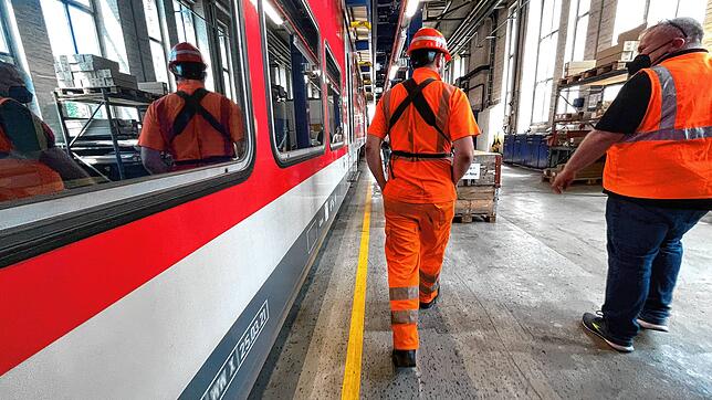 Die Gleise der Schwarzwaldbahn werden weiterhin abgeschliffen. In der Bahnwerkstatt in Freiburg, die der SÜDKURIER Ende Mai besucht ...