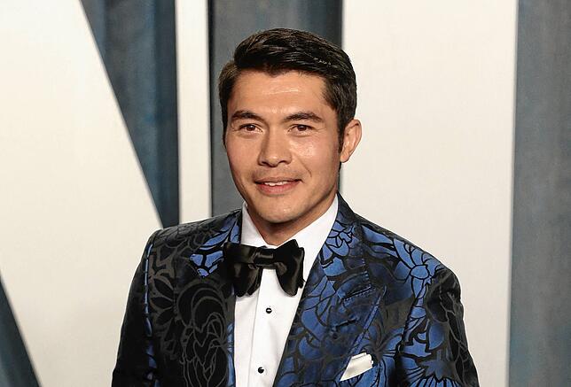 Henry Golding macht im Smoking eine gute Figur.