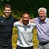 Vorfreude auf die Saison: Trainer Urs Keser (Mitte) von der SG FC Wehr/Brennet mit seinem Co-Trainer Marco Götz und seinem Betreuer ...
