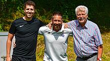 Vorfreude auf die Saison: Trainer Urs Keser (Mitte) von der SG FC Wehr/Brennet mit seinem Co-Trainer Marco Götz und seinem Betreuer ...
