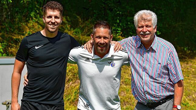 Vorfreude auf die Saison: Trainer Urs Keser (Mitte) von der SG FC Wehr/Brennet mit seinem Co-Trainer Marco Götz und seinem Betreuer ...
