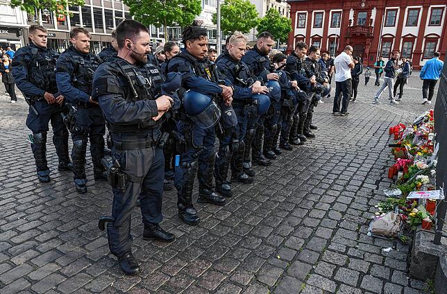 Minuten nach dem Bekanntwerden seines Todes trauern Polizisten auf dem Marktplatz in Mannheim um ihren getöteten Kollegen. Der Polizist ...