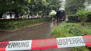 Flatterband der Polizei am Einsatzort: Hier schoss die Polizei am vergangenen Donenrstag auf den Mann. (Archivbild)