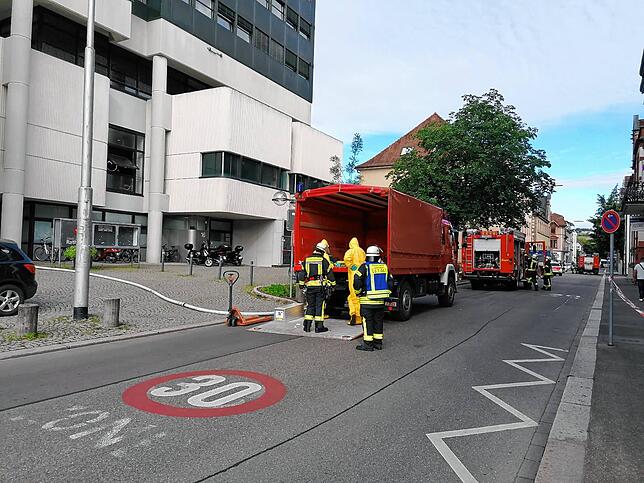 Die Feuerwehr beim Einsatz im Lörracher Rathauses, unter anderem in Spezialkleidung.