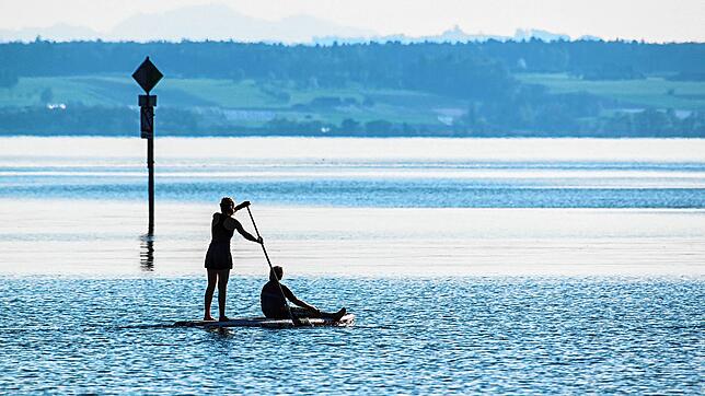 Lospaddeln auf dem Bodensee: Noch ist das Wasser kalt &ndash; selbst bei wärmeren Lufttemperaturen gibt es deswegen manches zu beachten.