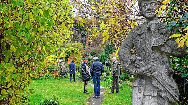 Noch ein grünes Kleinod in der Fischerhäuser Vorstadt: Der Garten beim ehemaligen Atelier der Überlinger Künstlerlegende Victor Mezger.
