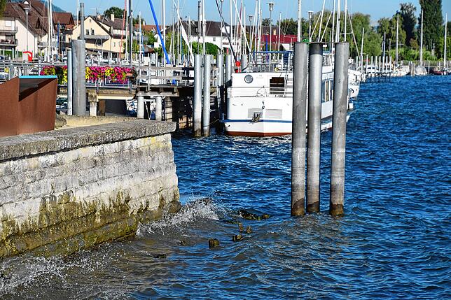 Beim Uferpark Bodman neben dem Hafen werden Pfosten sichtbar, die sonst deutlich unter Wasser liegen.
