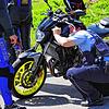 (Symbolbild) Ein Polizist nimmt ein Motorrad ganz genau unter die Lupe.