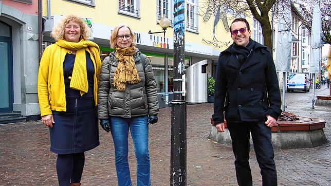 Freuen sich über die neuen Zigarettensammelbehälter (von links): Eva-Maria Beller und Susann Göhler-Krekosch vom Präventionsrat sowie ...
