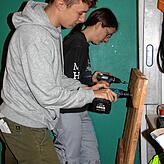 Ben Schneider und Annika Utz beim Schrauben.