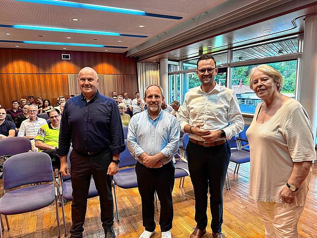 Simon Blümcke und Johannes Henne mit den Vorsitzenden des Stadtforums, Martin Ruf (links) und Sieglinde Ege (rechts) vor den Gästen ...