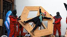Wilde Fahrt: Sabine Hartmann-Müller wurde ans Folterrad gespannt. Neben den Henkern durfte auch Peter Kaiser (Delinquent 2024) einmal ...