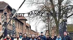 Die Gruppe vom Hochrhein am Eingang der Gedenkstätte Auschwitz. Foto: Pfarramt