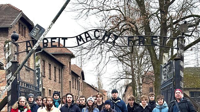 Die Gruppe vom Hochrhein am Eingang der Gedenkstätte Auschwitz. Foto: Pfarramt