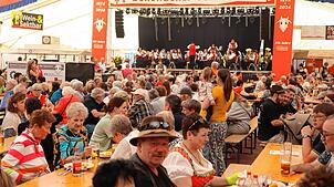 Das Zelt des Schonacher Volksfests ist gut gefüllt. An den drei Tagen der Veranstaltung sorgten verschiedene Musiker für Stimmung und ...