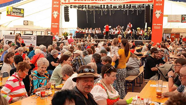Das Zelt des Schonacher Volksfests ist gut gefüllt. An den drei Tagen der Veranstaltung sorgten verschiedene Musiker für Stimmung und ...