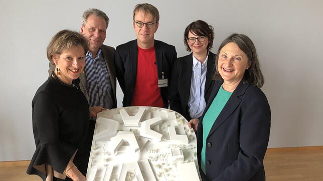 Von rechts nach links: Regierungspräsidentin Bärbel Schäfer, Carola Schliemann vom RP, Armin Müller (Geschäftsführer Kliniken des LK ...