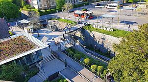 Der ZOB in Überlingen, wie man ihn vom Rosenobelturm aus einsehen kann. Die Tat passierte im Sommer 2024 im Bereich der Bushaltestellen. ...