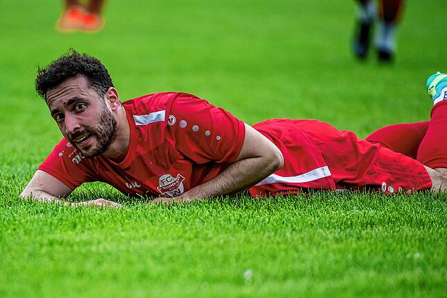Am Boden: Ismail Palit vom FC Wallbach war nach der 2:3-Niederlage gegen den SV BW Murg bedient.