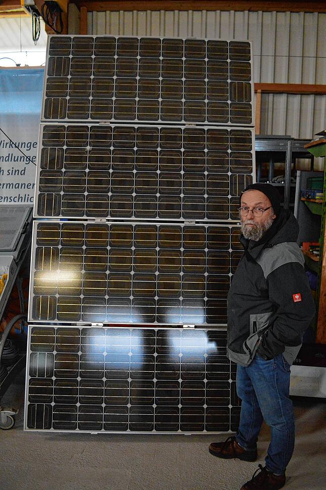 Stefan Drayer zeigt eines der Solarpanele in seiner Lagerhalle. Viele Hausbesitzer können derzeit keine Module auf ihren Dächern ...