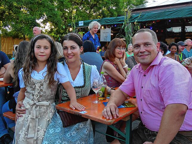 Bild 11: Viele gut gelaunte Weinfestbesucher am Eröffnungsabend in Hohentengen