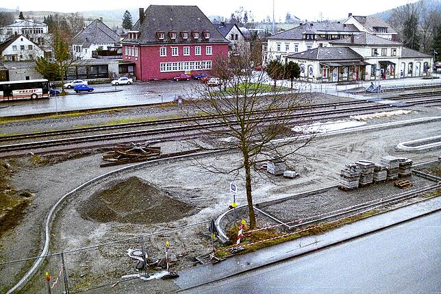 Alt trifft neu: Links hinten an der Bahnhofstraße ist der alte Busbahnhof zu sehen, während im Vordergrund an der Heinrich-Fahr-Straße ...
