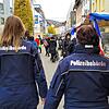 Katja Meroth und ihre Kollegin vom Gemeindevollzugsdienst bei der Masken-Kontrolle auf dem Markt in Bad Säckingen am 17. November.