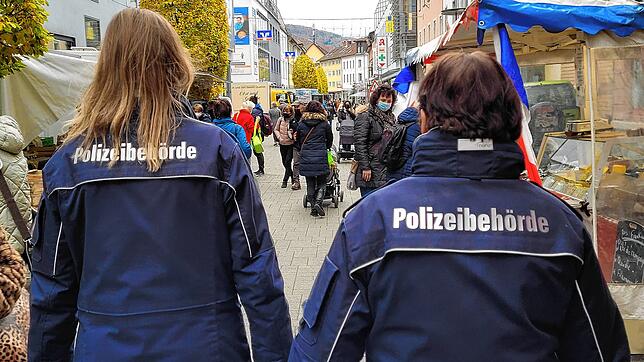 Katja Meroth und ihre Kollegin vom Gemeindevollzugsdienst bei der Masken-Kontrolle auf dem Markt in Bad Säckingen am 17. November.